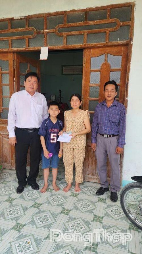 Trao quà cho người khuyết tật có hoàn cảnh khó khăn.