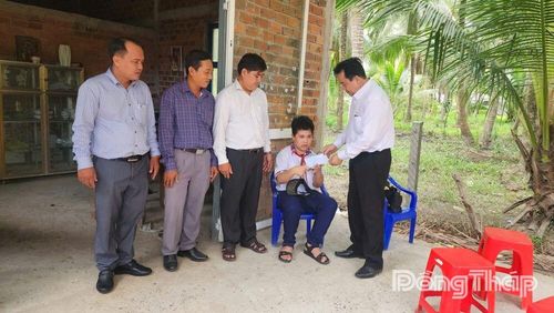 Trao quà cho người khuyết tật có hoàn cảnh khó khăn.