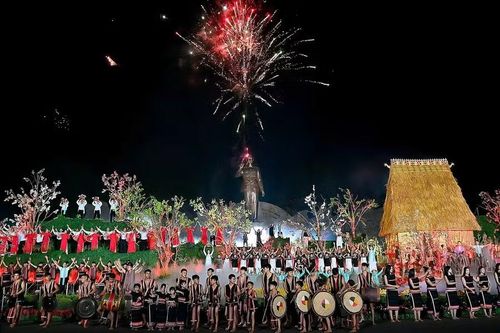  Màn pháo hoa rực sáng trên Quảng trường Đại Đoàn Kết khép lại chương trình nghệ thuật “Đại ngàn reo” đầy cảm xúc. Ảnh: Đức Thụy 