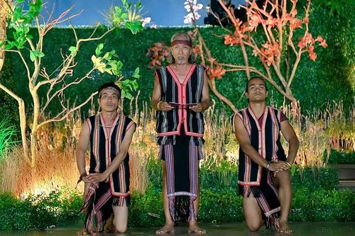  Ông Siu Tour (người Jrai, phường An Phú) đọc lại thư của Chủ tịch Hồ Chí Minh gửi Đại hội các dân tộc thiểu số miền Nam tại Pleiku. Ảnh: Đức Thụy 