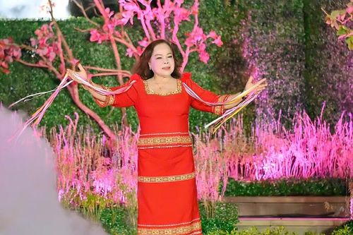 NSND Rơ Chăm Phiang trình diễn ca khúc "Bóng cây Kơ-nia". Ảnh: Đức Thụy 