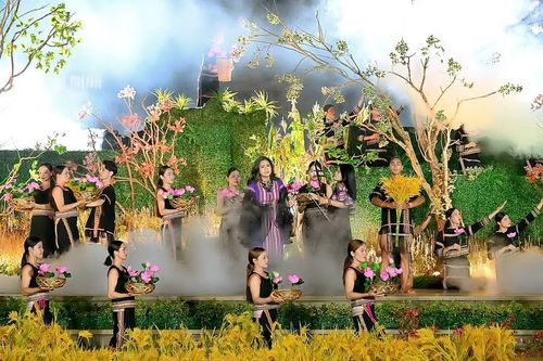  NSND Thanh Lam thể hiện ca khúc "Dấu chân phía trước" trong chương trình “Đại ngàn reo”. Ảnh: Đức Thụy 