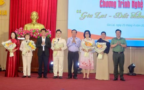 Ban tổ chức tặng hoa cho đại diện các đơn vị biểu diễn tại chương trình nghệ thuật. Ảnh: M.N 