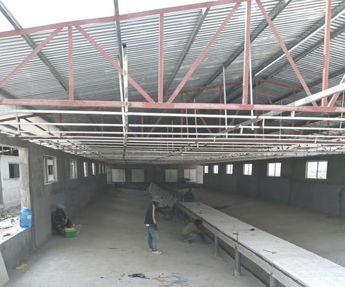  Bên trong khu nhà xưởng thuộc dự án trang trại chăn nuôi quy mô lớn tại xã Kon Chiêng, công nhân đang hoàn thiện nền và các hạng mục kỹ thuật phục vụ chăn nuôi. Ảnh: ĐVCC 