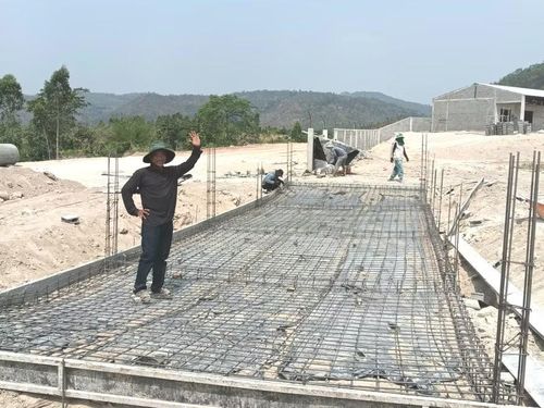  Công nhân thi công gia công cốt thép, chuẩn bị đổ bê tông nền tại dự án trang trại chăn nuôi heo của Công ty cổ phần chăn nuôi Nắng Vàng Gia Lai Ba ở làng Klăh, xã Kon Chiêng. Ảnh: ĐVCC 