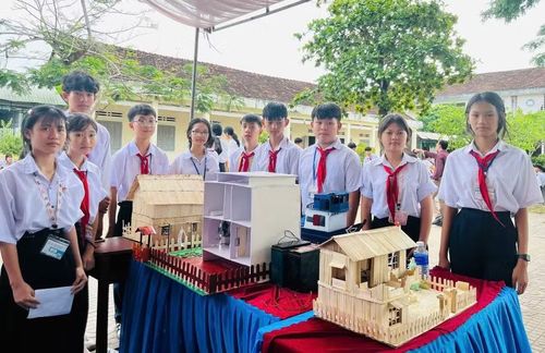  Tại Trường THCS Hoài Sơn (phường Hoài Nhơn Bắc) học sinh chế tạo nhiều sản phẩm hướng đến bảo vệ môi trường. Ảnh: ĐVCC 