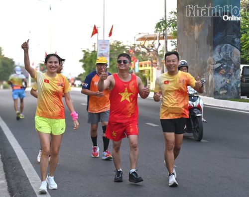 Runner khiếm thị Hồ Văn Tiệp (chính giữa, hàng trước) lần đầu tiên thử sức với đường chạy 10km chỉ sau 3 ngày tập luyện.