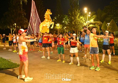 Các runner tập các bài khởi động dưới sự hướng dẫn của huấn luyện viên.