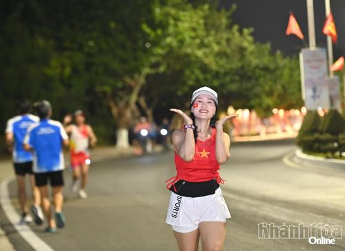 Một nữ runner háo hức tạo dáng trên đường chạy.