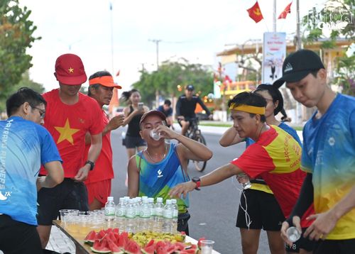 Điểm tiếp nước, trái cây tại khu vực cầu vượt Phạm Văn Đồng.