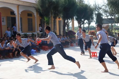 Các chiến sĩ sôi nổi tham gia trò chơi dân gian cướp cờ.