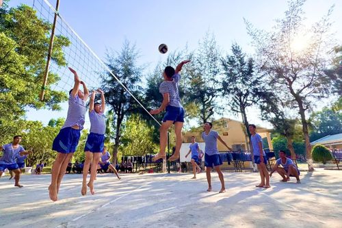 Các chiến sĩ giao lưu bóng chuyền.
