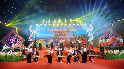 Tiết mục văn nghệ tại lễ hội.