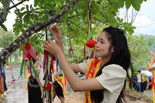 Đại biểu trang trí nhà then.