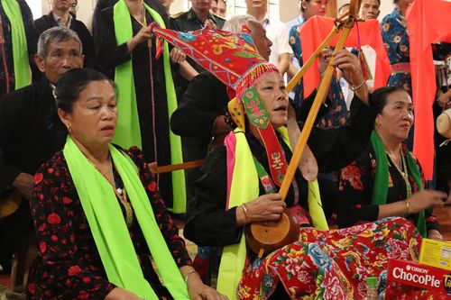 Bà Then làm nghi thức cúng lễ.