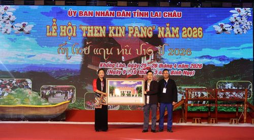 Thiếu tướng Trần Anh Vũ – Phó Giám đốc Học viện An ninh Nhân dân (Bộ Công an) tặng bức tranh cho Đảng ủy, UBND xã Khổng Lào.