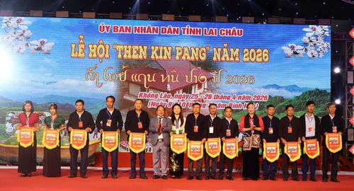 Ban Tổ chức trao Cờ lưu niệm cho các đội tham gia.