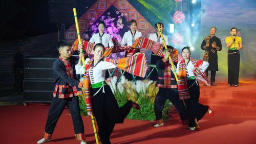 Xen kẽ các phần thi trang phục là các tiết mục văn nghệ được dàn dựng công phu.