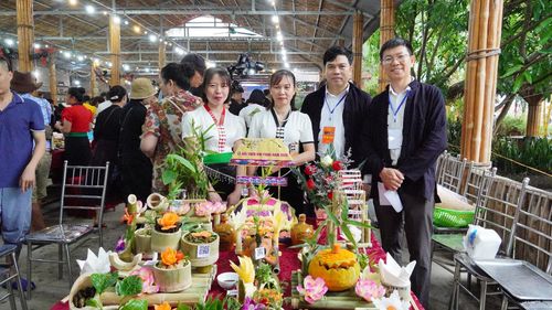  Ban giám khảo chấm phần thi ẩm thực tại lễ hội.