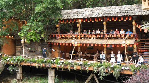 Rất đông du khách đến Bản Cát Cát trong kỳ nghỉ lễ