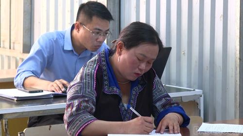Chị Mùa Thị Mái - Bí thư chi bộ thôn Háng Chua Xay luôn gương mẫu đi đầu trong mọi phong trào của địa phương.