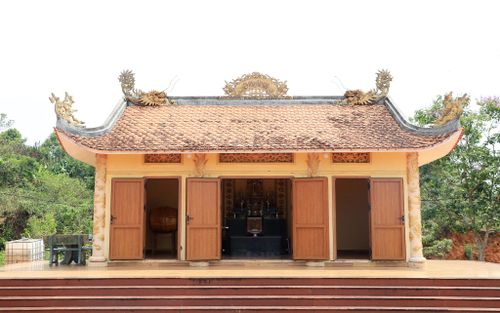 Đền thờ Vua Hùng có 4 mái cong, nóc đền và các đuôi mái trang trí hình “lưỡng long chầu nguyệt”