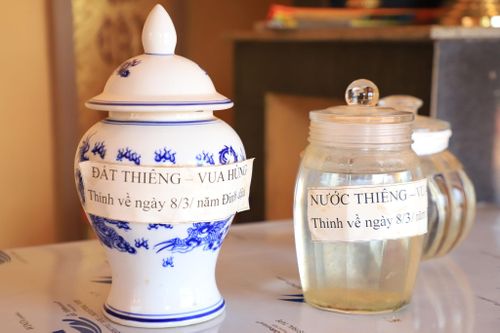 Năm 2017, người dân rước nước thiêng và đất thiêng về thờ tự