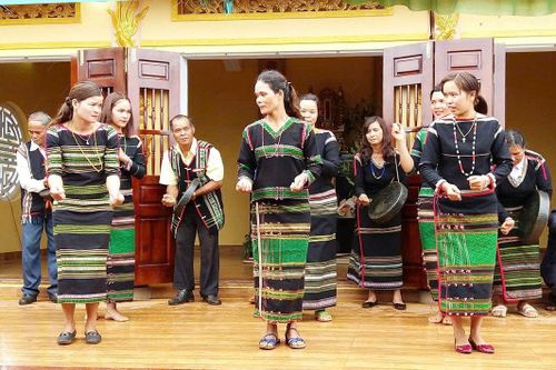 Đồng bào M’nông biểu diễn chiêng và xoang tại lễ giỗ
