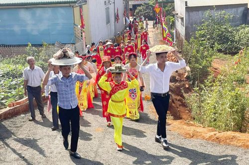 Sáng mùng 10/3, người dân địa phương thành lập đoàn lễ tế, dâng bánh chưng, bánh dày, thành kính làm Lễ Giỗ Tổ