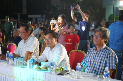 Từ phải qua: Đồng chí nguyễn Minh, Phó Chủ tịch UBND tỉnh; đồng chí Đinh Văn Tuấn, Phó Chủ tịch UBND tỉnh chủ trì buổi tổng duyệt tối 25/4