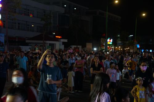 Công chúng thích thú với phần trình diễn Dron light