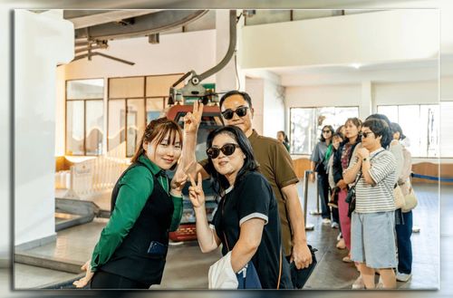 Du khách thích thú trải nghiệm các dịch vụ và không gian du lịch đặc trưng của Lâm Đồng trong dịp cao điểm