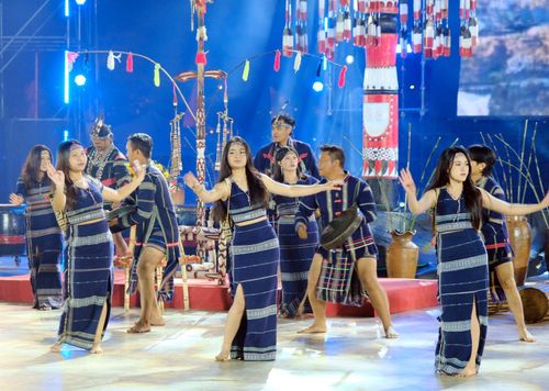 Các nghệ nhân và diễn viên biểu diễn cồng chiêng, múa xoang trong đêm Khai mạc Lễ hội cồng chiêng Đông Nam Á, thu hút đông đảo người dân và du khách