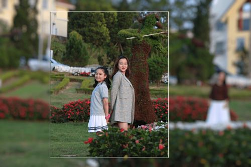 Du khách chụp ảnh lưu niệm giữa không gian rực rỡ sắc màu tại các vườn hoa