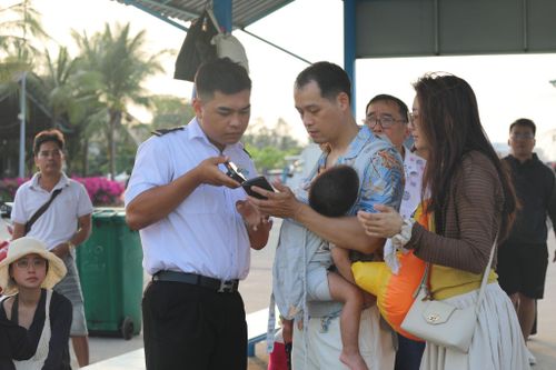 Du khách được hướng dẫn làm thủ tục lên tàu đi Phú Quý sáng 26/4