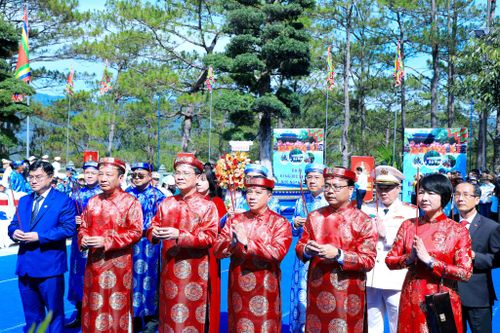 Các đại biểu dâng hương tại Lễ Giỗ Tổ Hùng Vương được tổ chức tại Đền thờ Âu Lạc