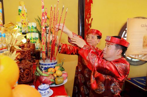 Bí thư Tỉnh ủy Lâm Đồng Y Thanh Hà Niê Kđăm và Chủ tịch UBND tỉnh Hồ Văn Mười dâng hương tại Lễ hội Giỗ Tổ Hùng Vương năm 2026