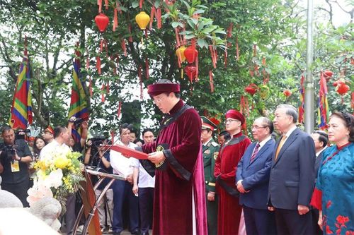 Đồng chí Trần Duy Đông - Ủy viên dự khuyết Ban Chấp hành Trung ương Đảng, Phó Bí thư Tỉnh ủy, Chủ tịch UBND tỉnh đọc Chúc Văn tưởng niệm các Vua Hùng.