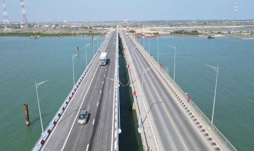 Cầu Gianh trên Quốc lộ 1 được mở rộng đã giải quyết “bài toán” về giao thông và kết nối đến các khu kinh tế - Ảnh: X.P