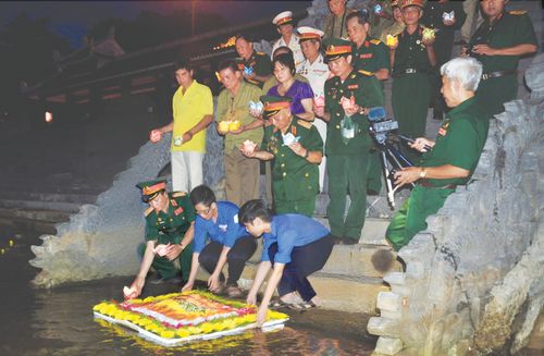 Các cựu chiến binh thả hoa đăng trên sông Thạch Hãn, tưởng nhớ đồng đội đã hy sinh - Ảnh: Q.H
