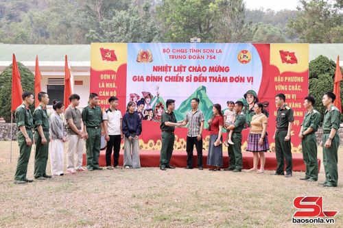 Cán bộ, chiến sĩ Trung đoàn 754 chụp ảnh lưu niệm cùng thân nhân chiến sĩ