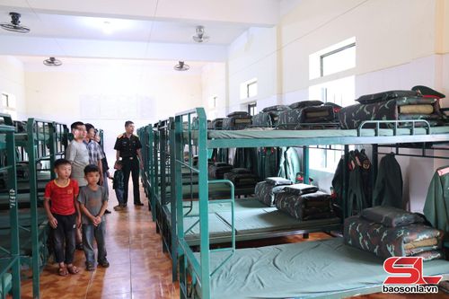 Người thân tham quan nơi ở của chiến sĩ