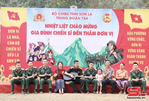Cán bộ, chiến sĩ Trung đoàn 754 giao lưu văn nghệ cùng người thân chiến sĩ