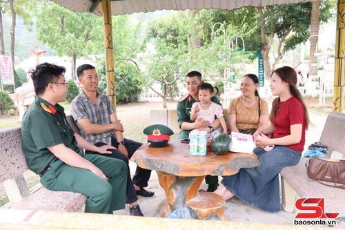 Chỉ huy Trung đoàn 754 trao đổi với gia đình về tình hình rèn luyện của chiến sĩ