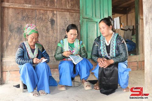 Nhân dân bản Lọng Bó giữ gìn nghề thêu trang phục truyền thống.