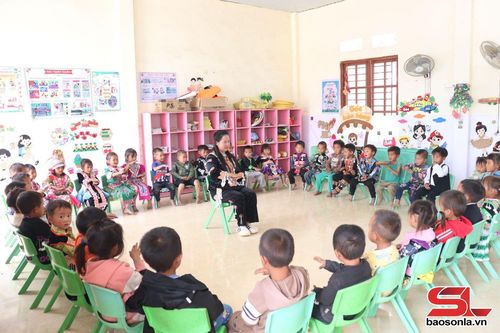 Một giờ học của cô và trò lớp mầm non điểm trường Lọng Bó.