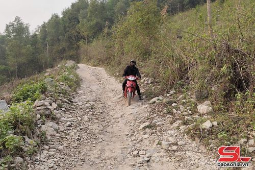 Những cung đường gian nan từ bản Lọng Bó về trung tâm xã Chiềng Hoa.