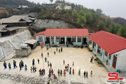 Điểm trường tiểu học và mầm non Lọng Bó.