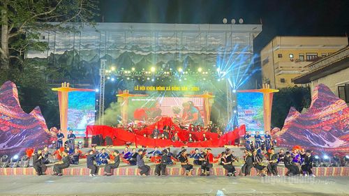 Tiết mục tái hiện các hoạt động trong đời sống đồng bào dân tộc Mông trên cao nguyên đá.