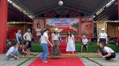 Du khách trải nghiệm nhảy sạp